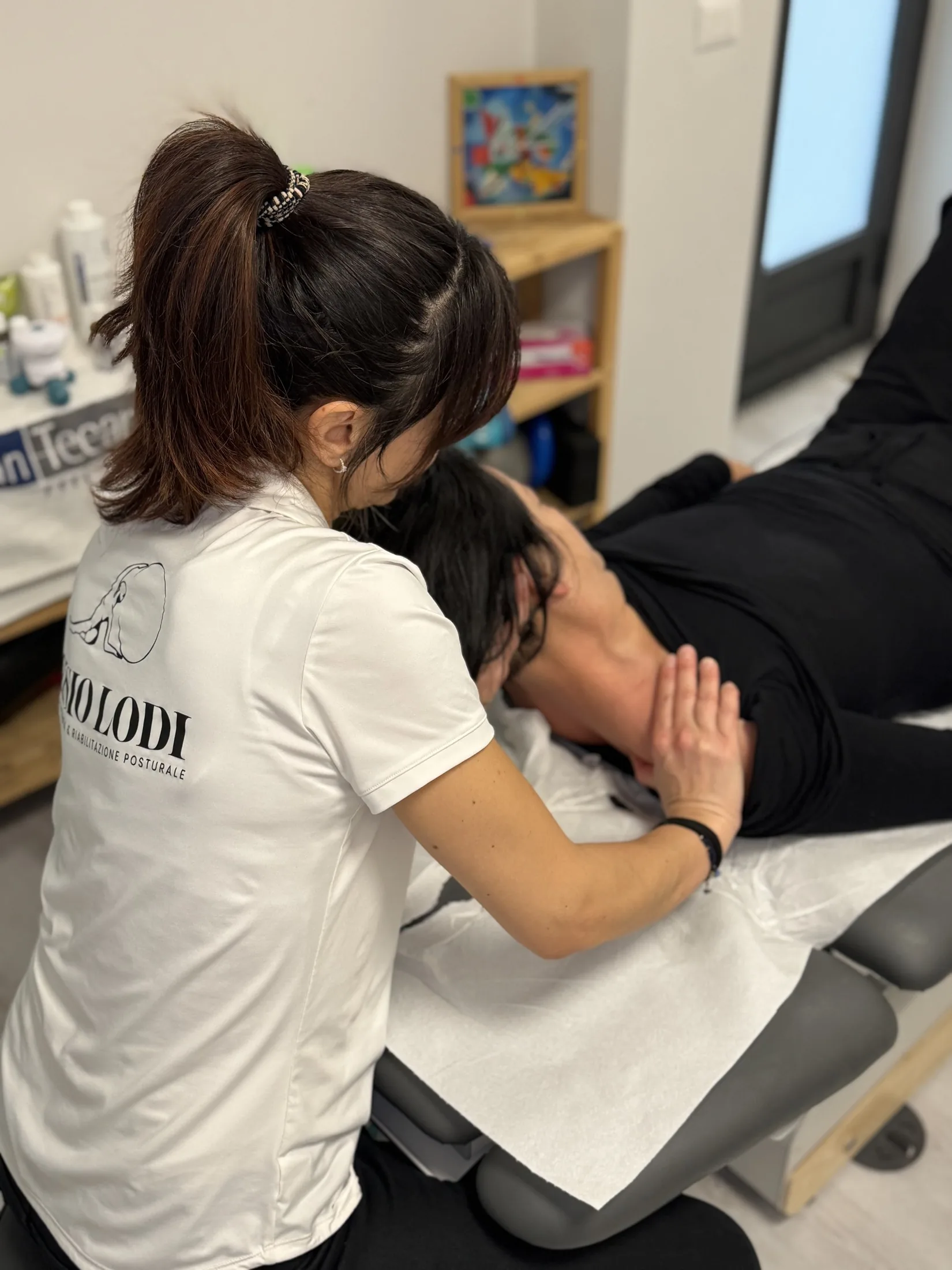 Mariagrazia Fiorilli durante un trattamento nello studio Fisio Lodi